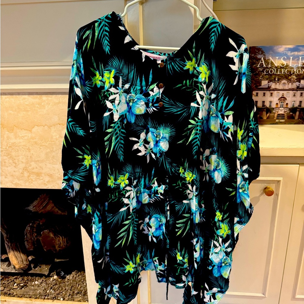 Beautiful Hawaii Hangover top!